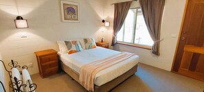 Decoración personalizada, muebles diferentes y cortinas blackout 
