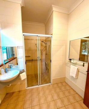 Villa, 1 habitación, vista al jardín (Fantail) | Baño | Amenidades de baño gratuitas, secadora de cabello, toallas, jabón 