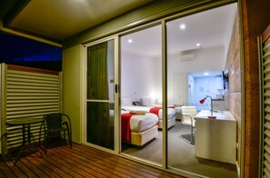 Habitación Deluxe con 2 camas individuales | Terraza o patio