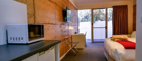 Habitación Deluxe | Sistema de insonorización, tabla de planchar con plancha, wifi gratis