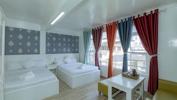 Quarto quádruplo luxo, 2 camas de casal, vista para a cidade | Escrivaninha, Wi-Fi de cortesia, roupa de cama