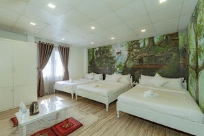 Quarto triplo família, várias camas | Escrivaninha, Wi-Fi de cortesia, roupa de cama