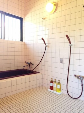 Chambre avec lits jumeaux, vue océan (with Shared Bathroom) | Salle de bain