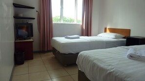 Quarto duplo luxo, 2 camas de solteiro, vista para a cidade | Ferros/tábuas de passar roupa, Wi-Fi de cortesia