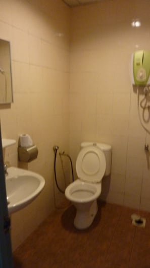 Quarto duplo luxo, 2 camas de solteiro, vista para a cidade | Banheiro | Chuveiro, secador de cabelo (mediante solicitação), toalhas de banho 