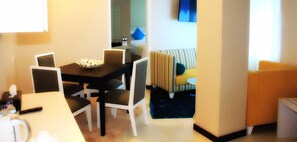 Sviitti, valtamerinäköala | Ruokailu omassa huoneessa