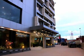 Vista frontal de la propiedad