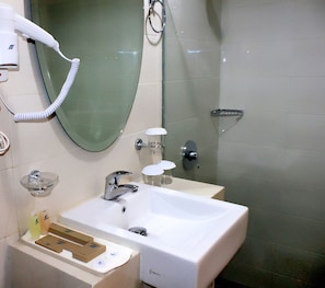 Regadera, secadora de cabello, pantuflas