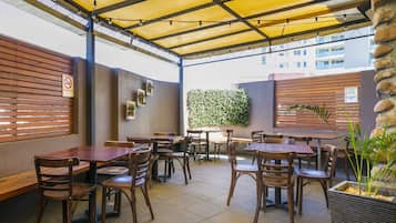 Se sirven comidas, cenas y cocina local con mesas al aire libre