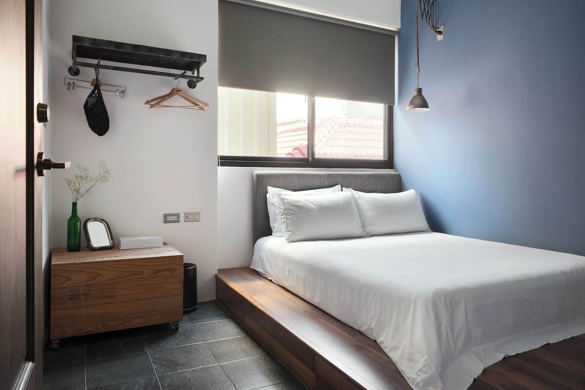 Cobrellits, cortines opaques, wifi gratuïta i roba de llit