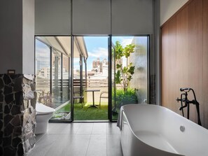 Habitación doble Deluxe | Baño | Amenidades de baño ecológicas, secadora de cabello, pantuflas, bidet 