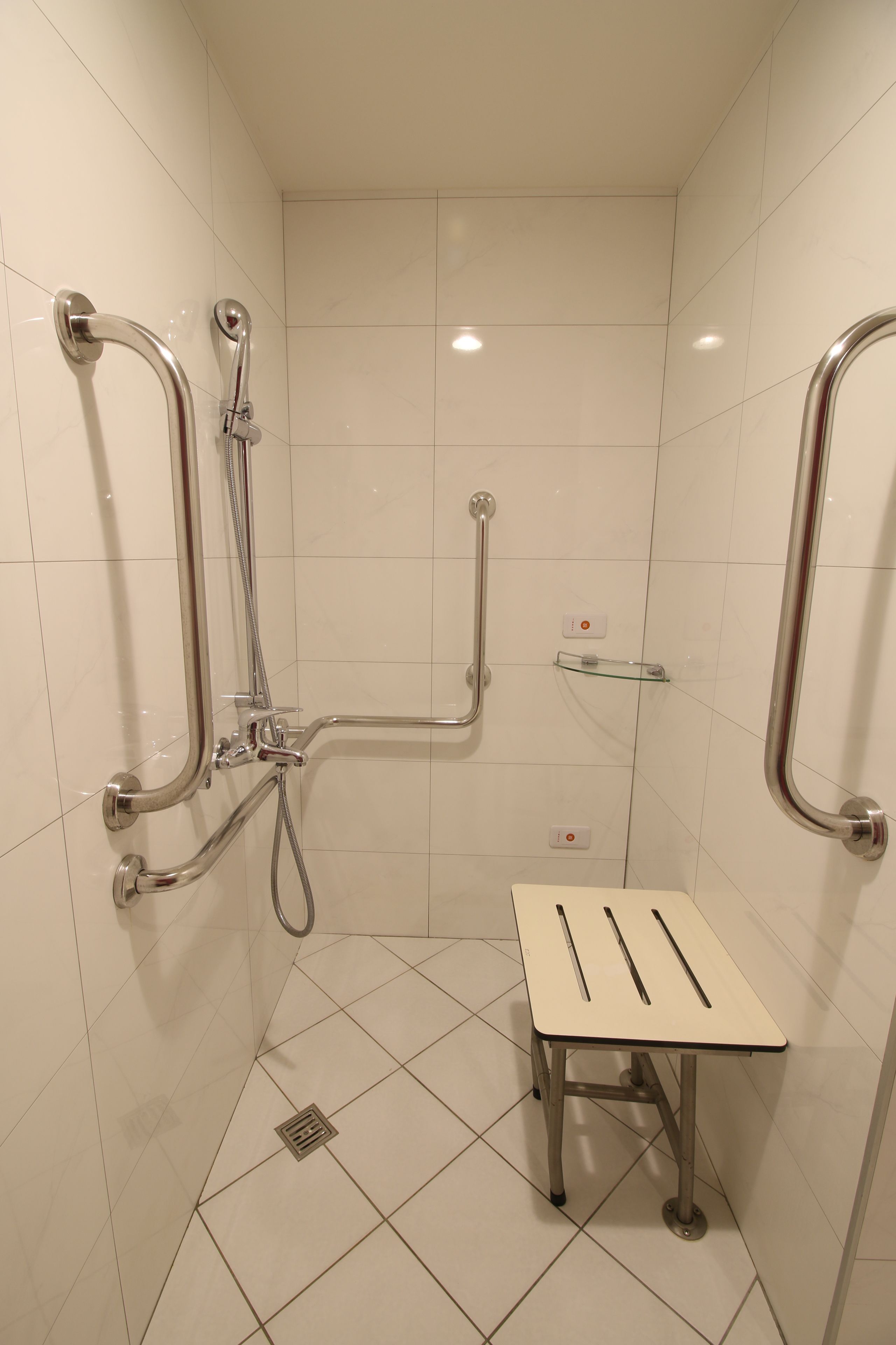 classic double room, accessible | bathroom shower