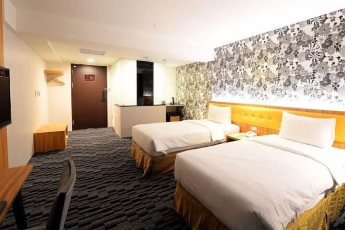 Ropa de cama de alta calidad y caja de seguridad en la habitación