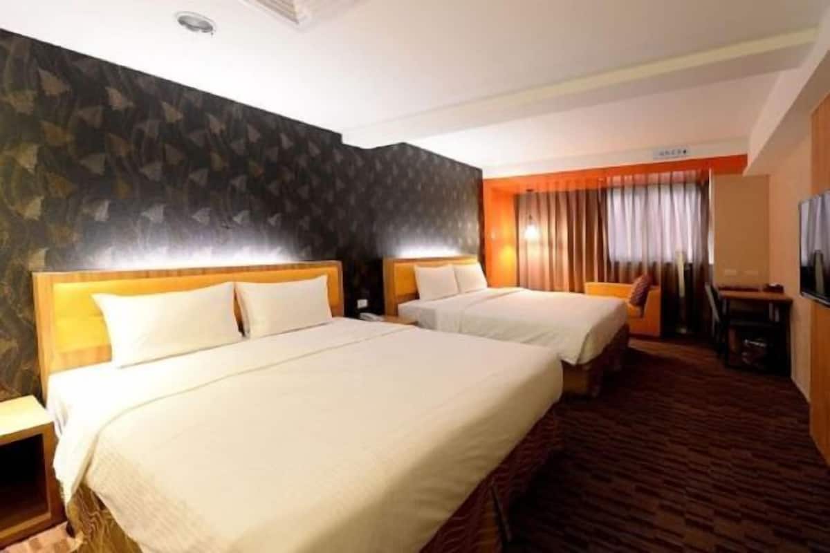 Ropa de cama de alta calidad y caja de seguridad en la habitación