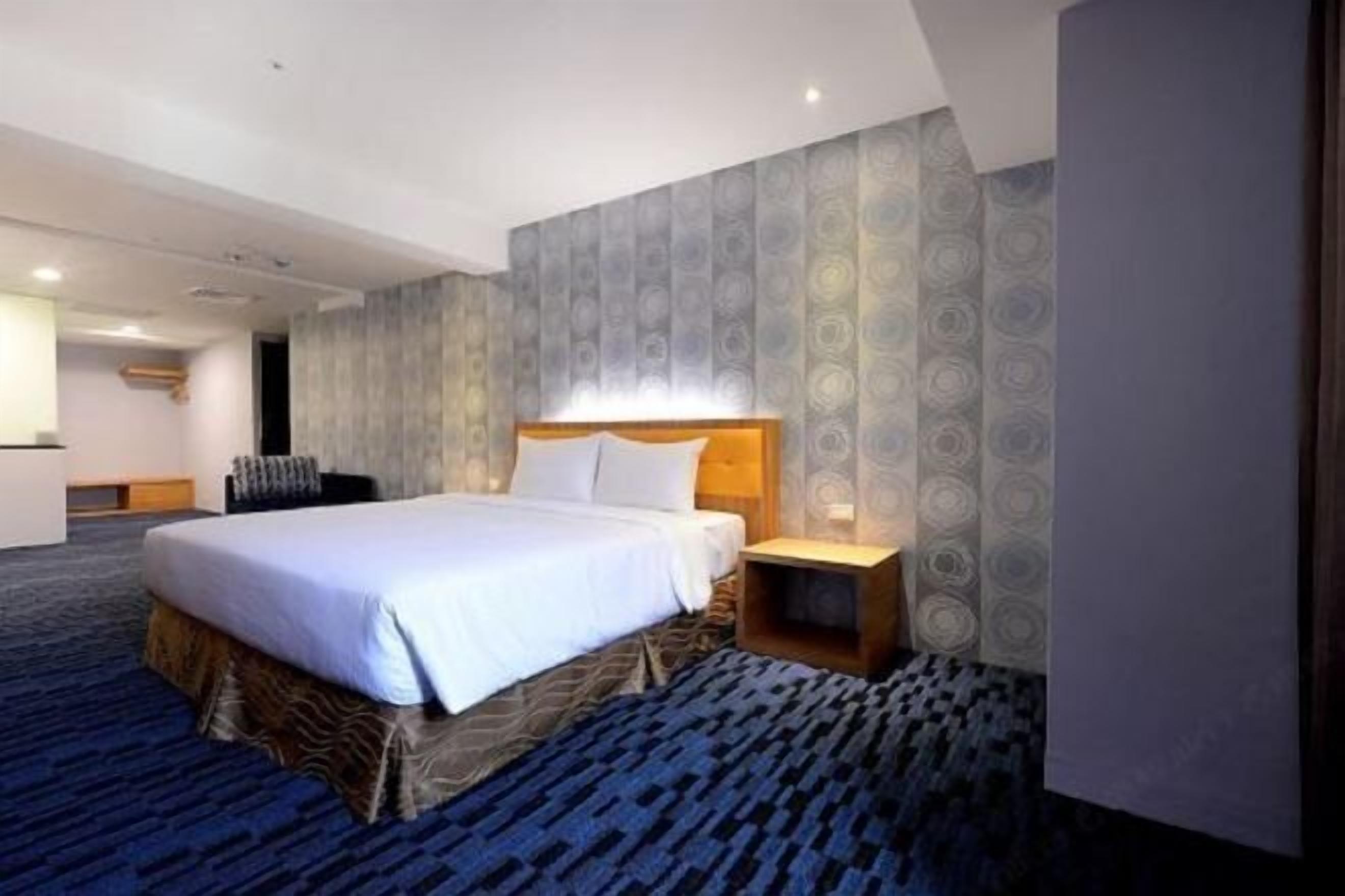 Premium bedding, in-room safe, desk, soundproofing