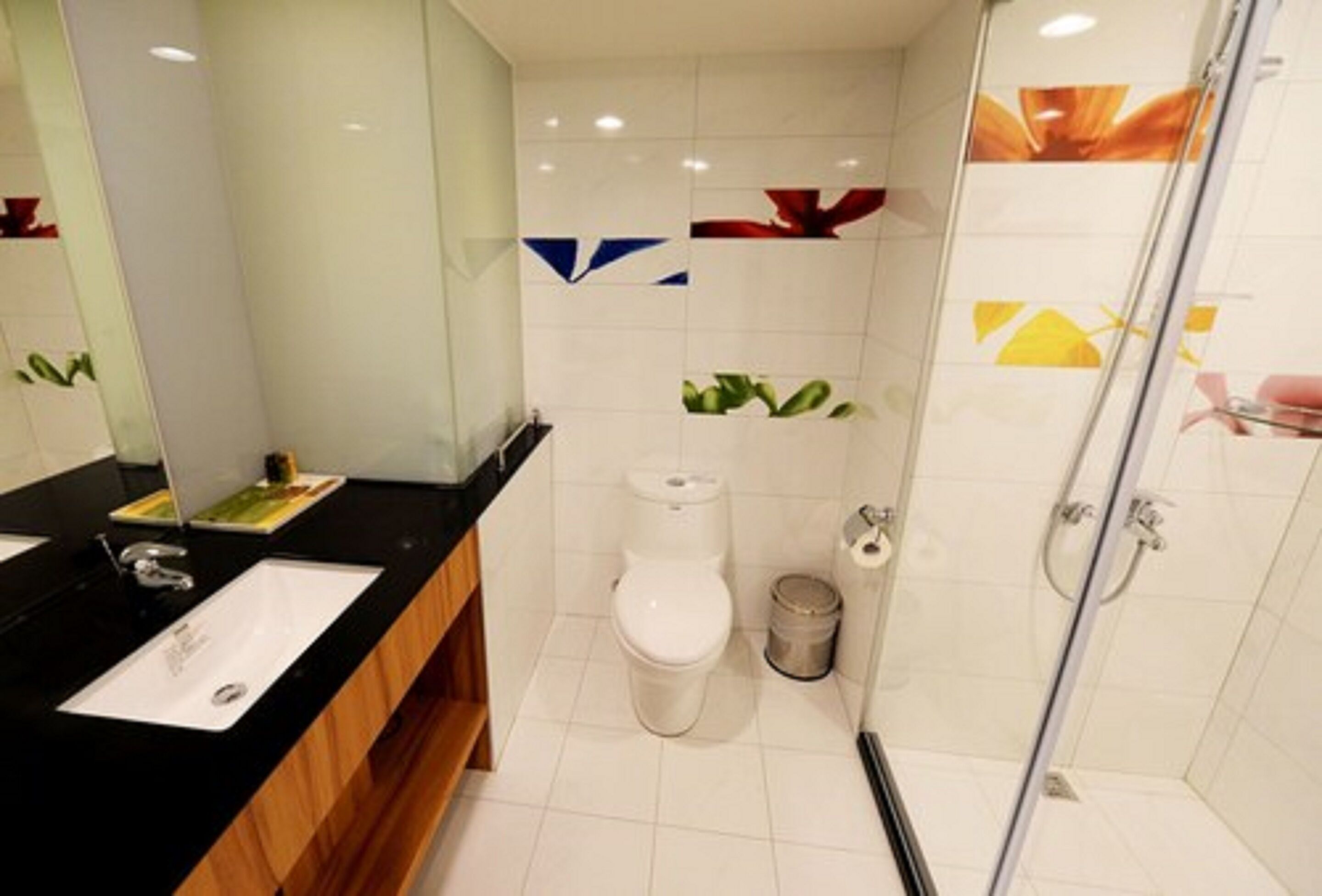 classic double room | bathroom | shower, free toiletries, hair dryer, slippers