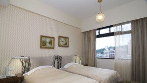 ห้องทวิน, เตียงเดี่ยว 2 เตียง | ตู้นิรภัยในห้องพัก, โต๊ะทำงาน, ผ้าม่านกันแสง