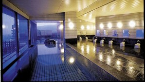 A modern bathroom with a wet floor, large windows, and a city view. - Hotel Harvest Ito (Ito)