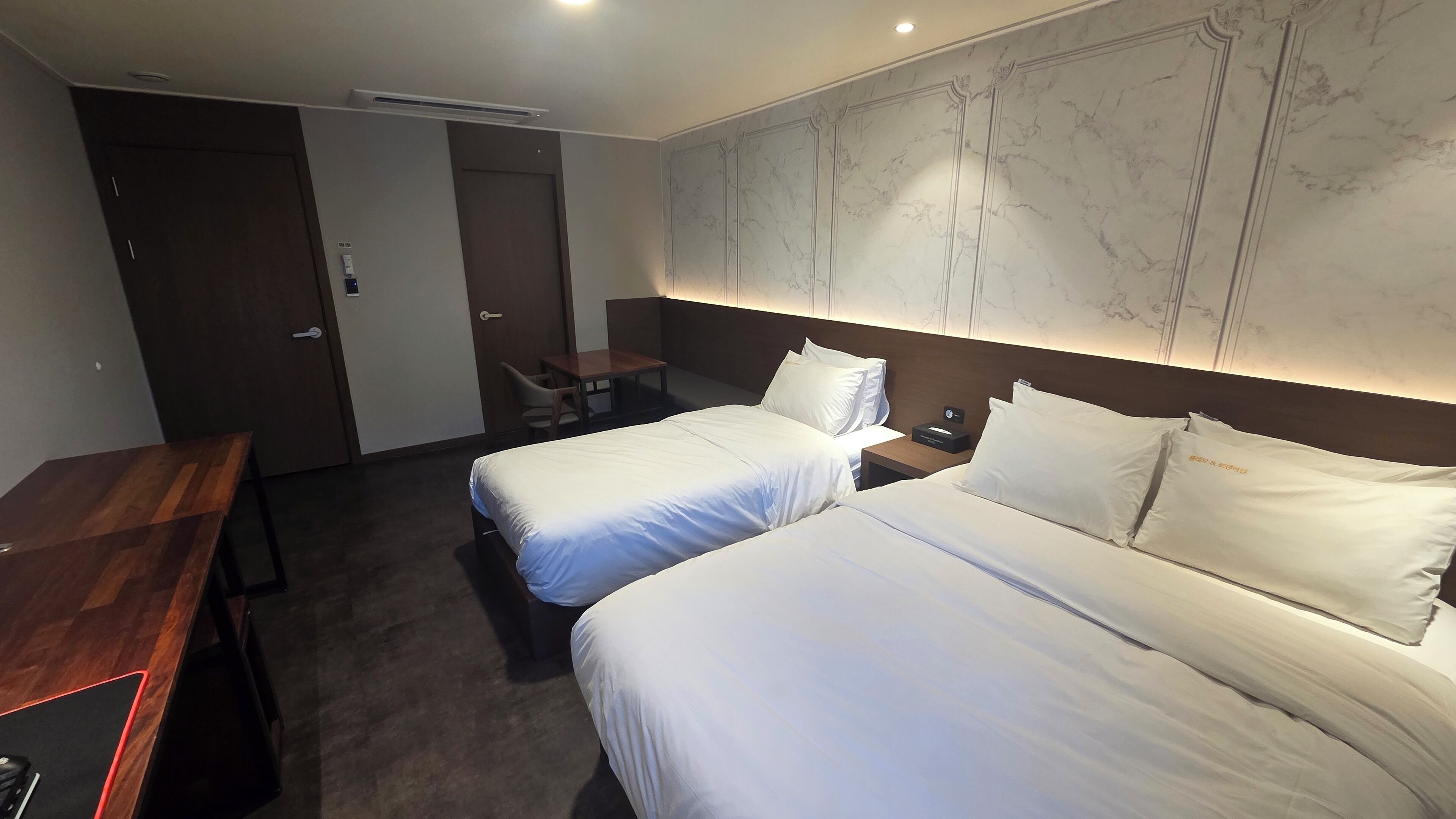 Suite Twin | イタリアのフレッテ製シーツ、低刺激性寝具、羽毛の掛け布団、低反発ベッド