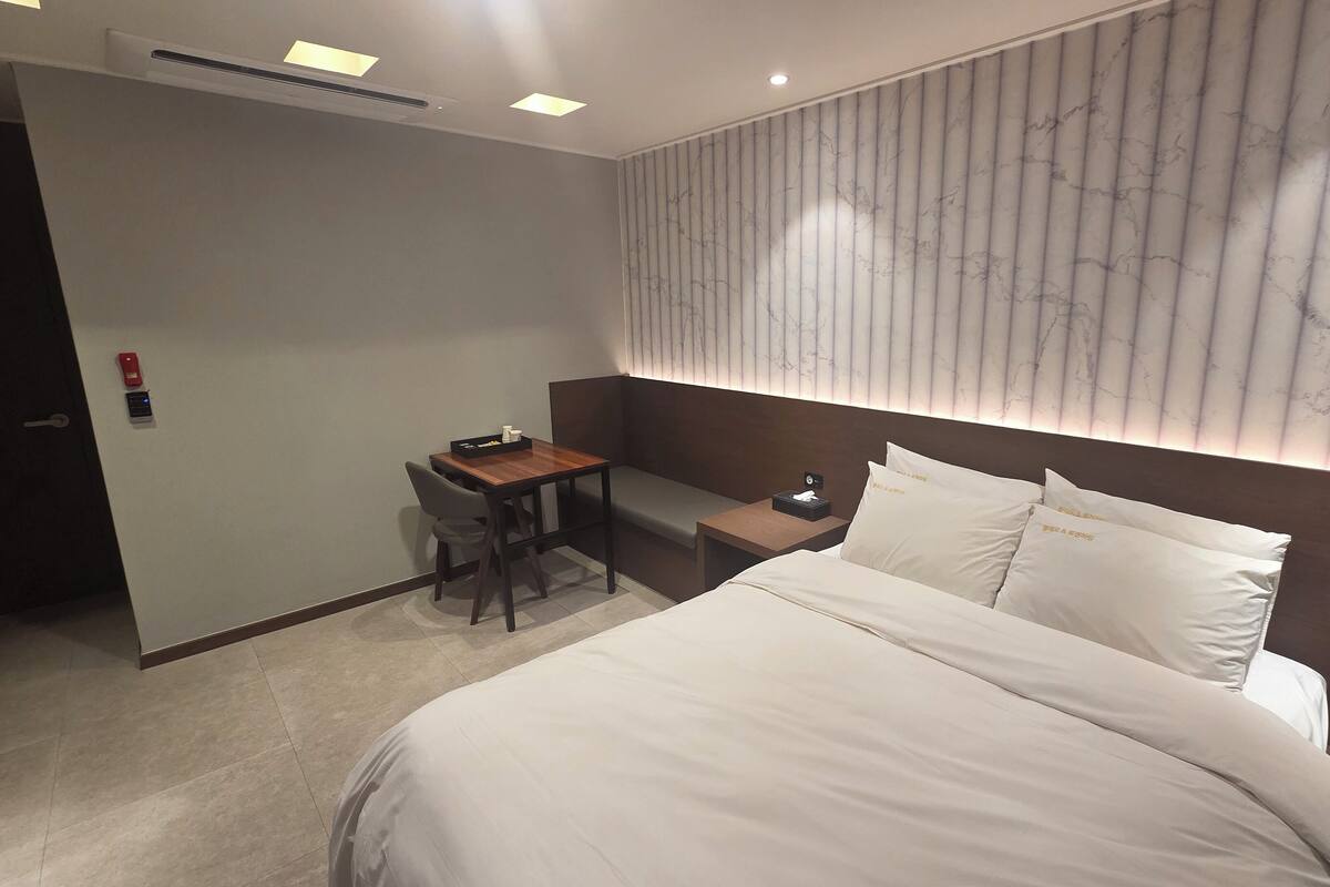 デラックス ダブルルーム | イタリアのフレッテ製シーツ、低刺激性寝具、羽毛の掛け布団、低反発ベッド