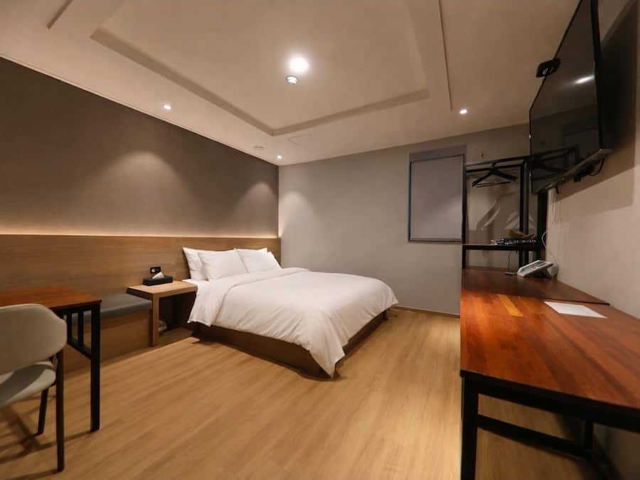 Frette Italian sheets, hypo-allergenic bedding, down duvets