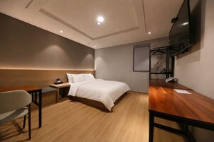 Deluxe Double Room | Frette Italian sheets, hypo-allergenic bedding, down comforters