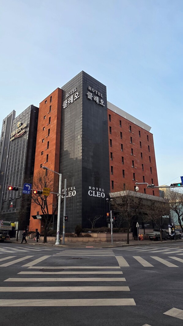 A modern hotel building with multiple floors and a prominent black facade. - Ilsan Hotel Cleo (Goyang)