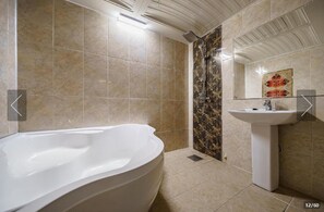 深めの浴槽、レインフォールシャワー、バスアメニティ (無料)、ヘアドライヤー