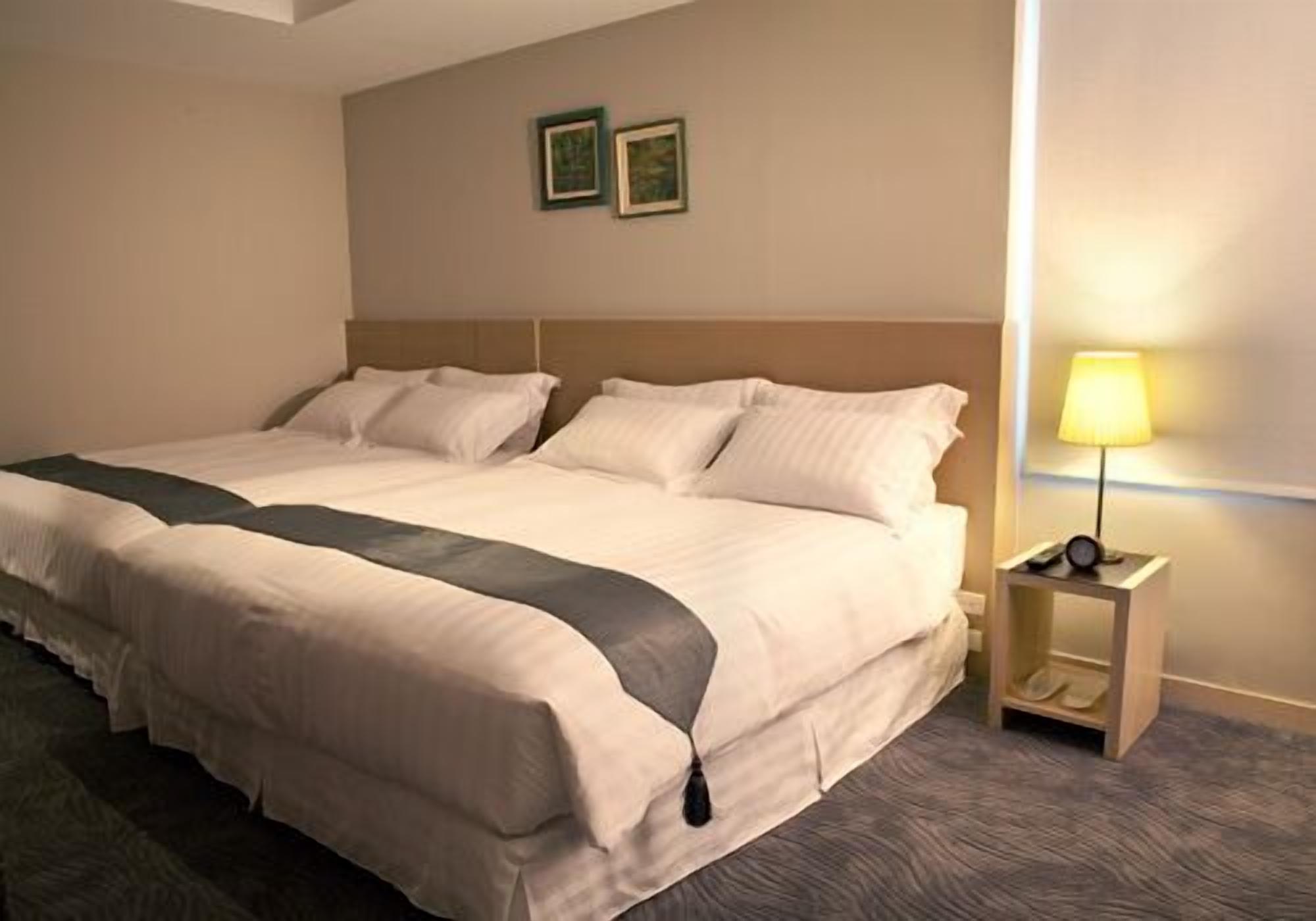 in-room safe, desk, soundproofing, free wifi