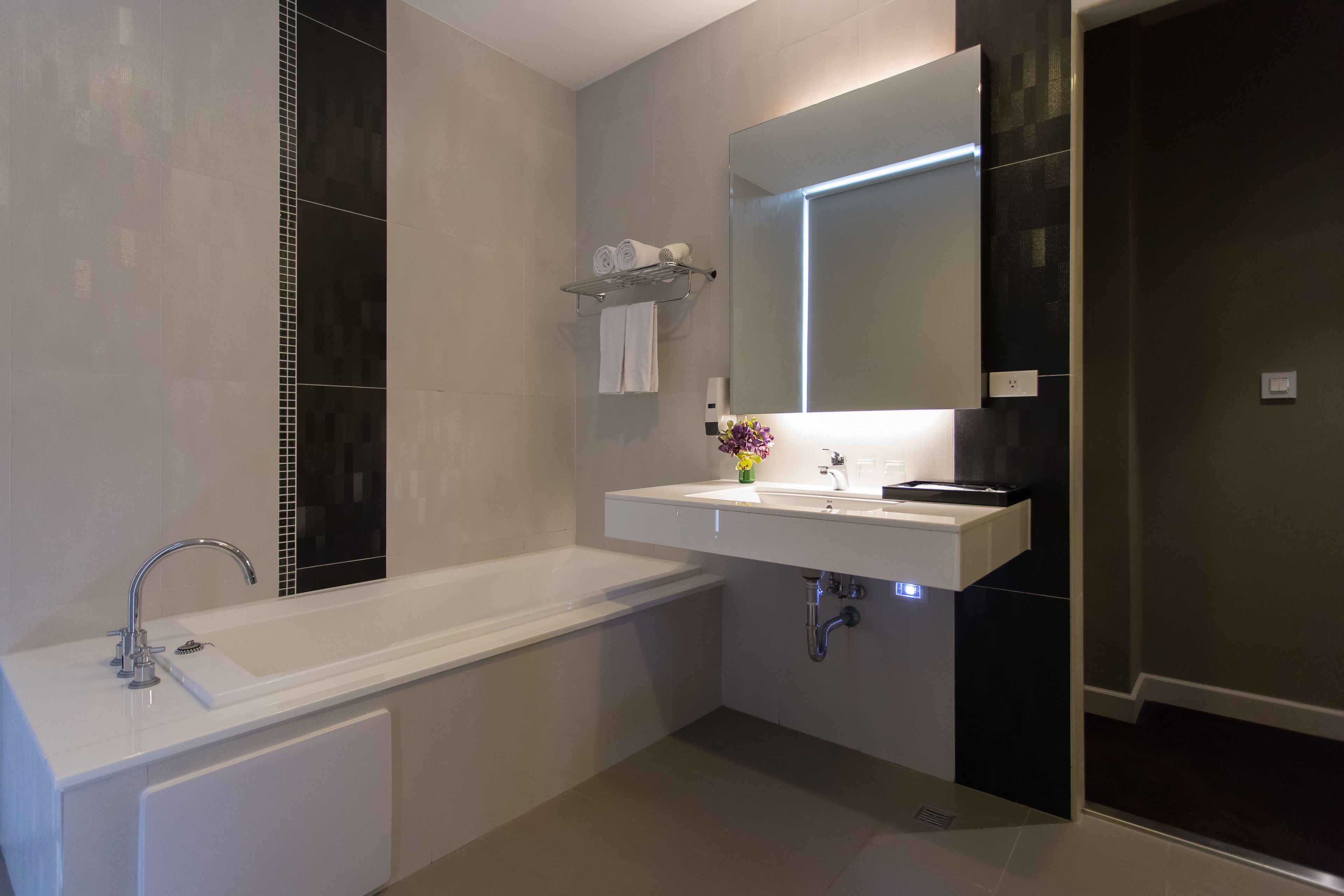 suite | bathroom | shower, free toiletries, hair dryer, slippers
