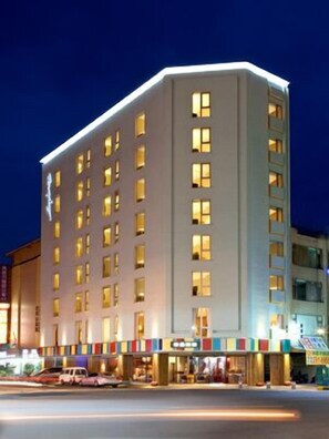 住宿正面 (夜晚)