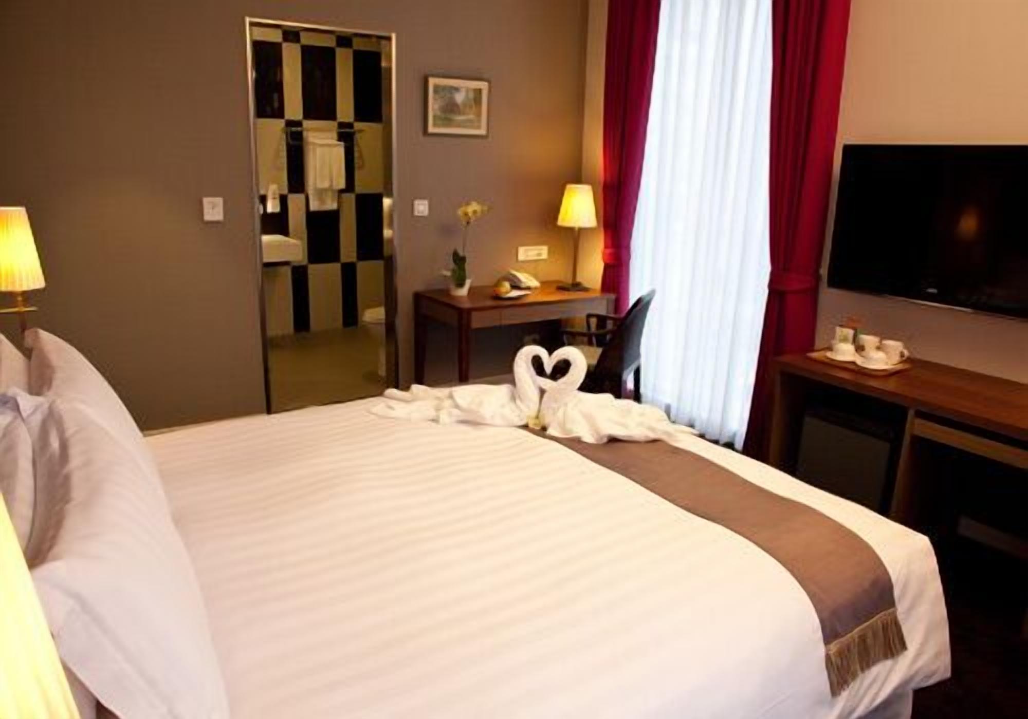 in-room safe, desk, soundproofing, free wifi