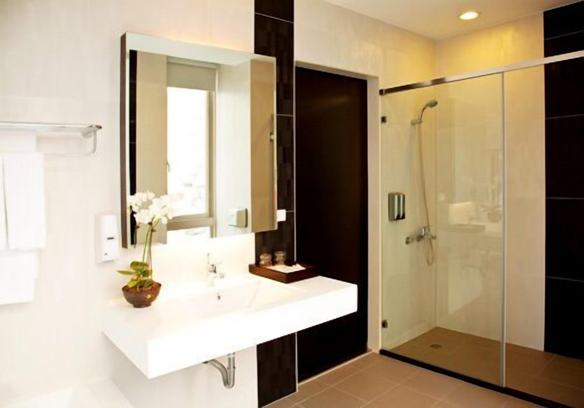 shower, free toiletries, hair dryer, slippers