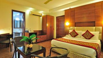 Executive Room, 1 Double Bed | 1 bedroom, in-room safe, free WiFi