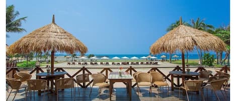 Plage privée, sable blanc, chaises longues, parasols