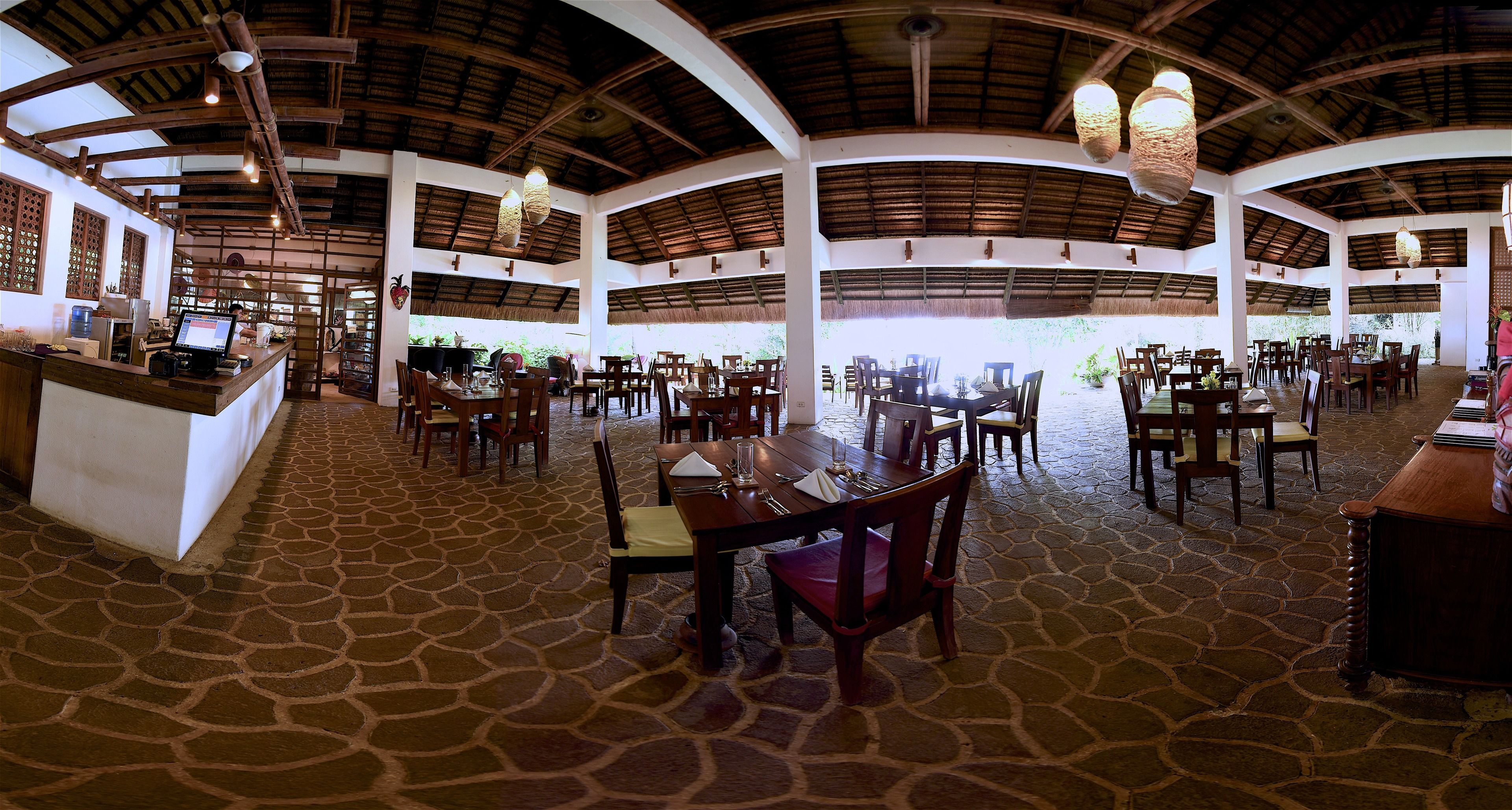 breakfast, lunch, dinner served; international cuisine