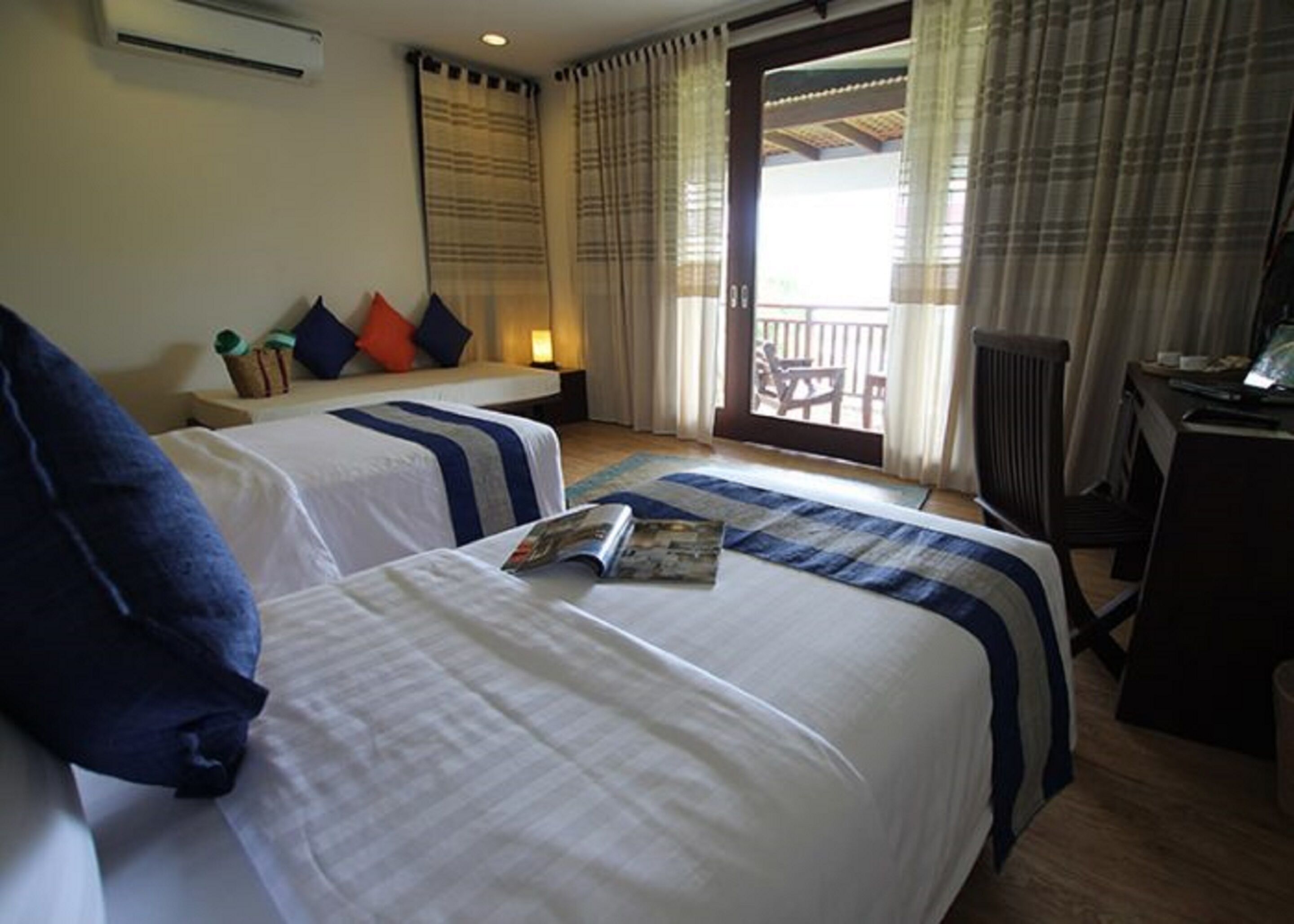 deluxe twin room, ocean view | 1 bedroom, minibar, in-room safe, desk