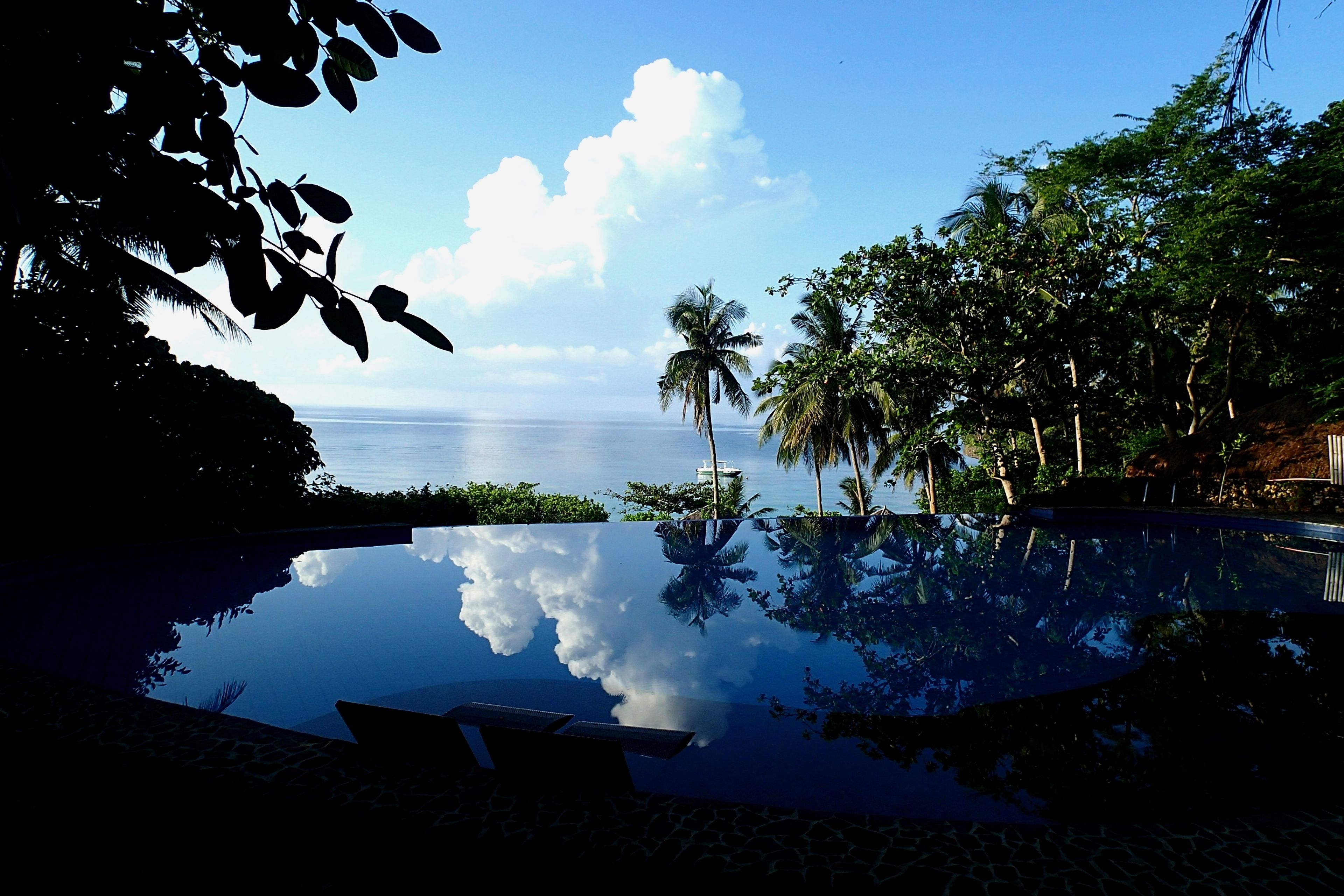 Piscine extérieure, piscine à débordement, parasols de plage