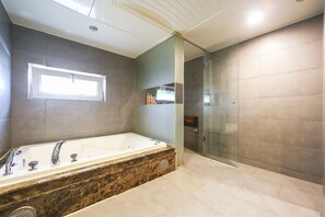 Combined shower/bathtub, deep-soaking bathtub, hydromassage showerhead - Friendly DH Naissance Hotel by Mindrum Group (Seoul)
