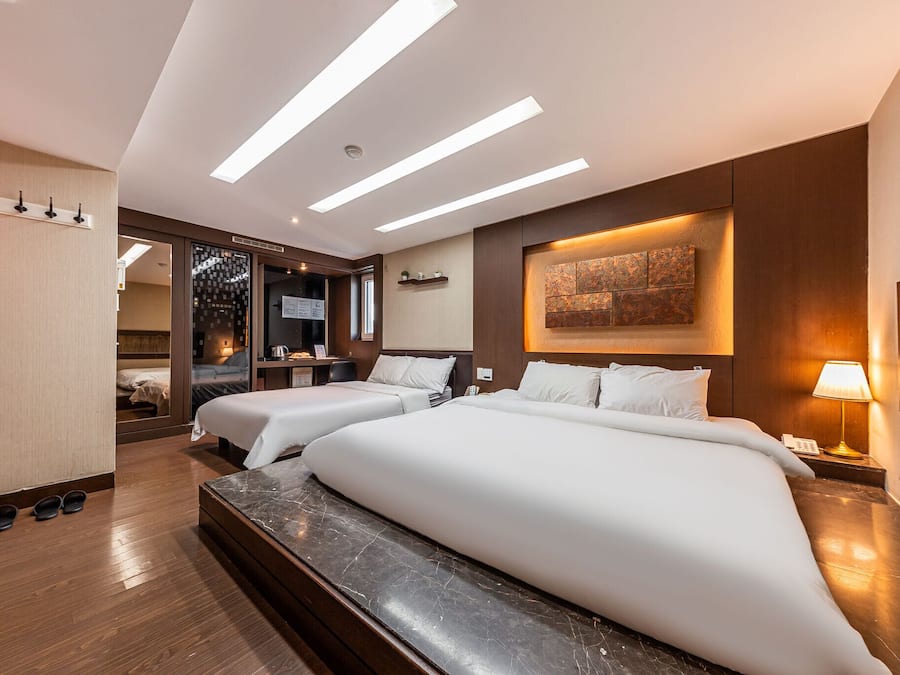 Premium bedding, pillowtop beds, free minibar, in-room safe