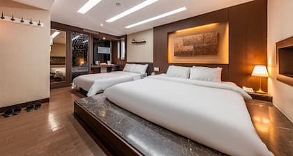 Friendly DH Naissance Hotel by Mindrum Group