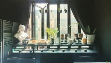 Café da manhã inglês grátis todos os dias