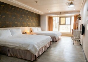 Superior-Vierbettzimmer, Badewanne, Stadtblick | Schreibtisch, laptopgeeigneter Arbeitsplatz, Verdunkelungsvorhänge