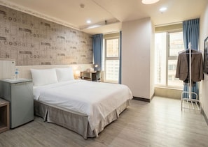 Quarto casal, banheira, vista para a cidade | Escrivaninha, espaço de trabalho para notebook, cortinas blackout