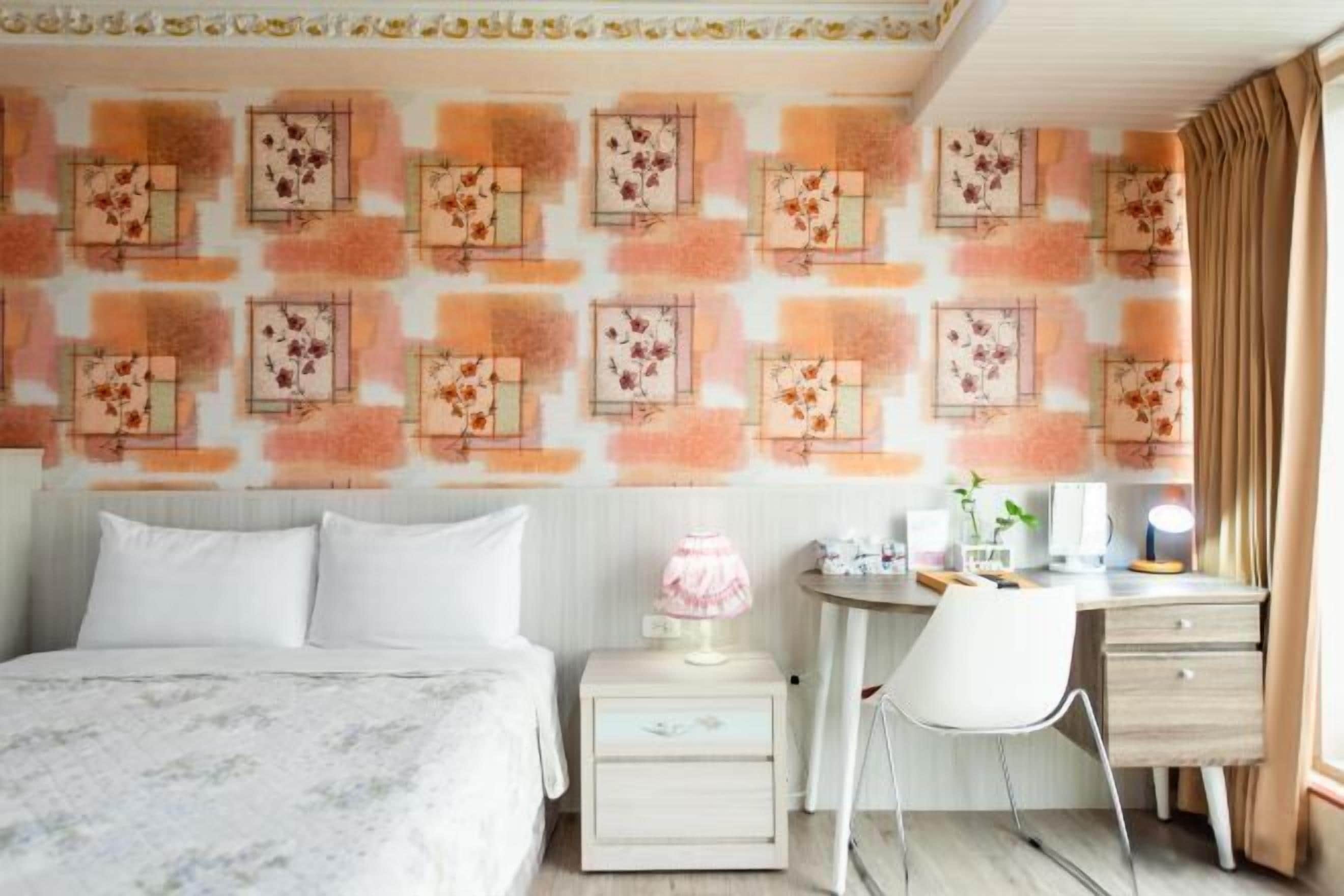 Bàn, khu vực làm việc phù hợp cho laptop, màn/rèm cản sáng 