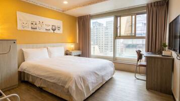 Double Room, Bathtub, City View | Meja, ruang kerja komputer riba, langsir/tirai gelap terus, kalis bunyi