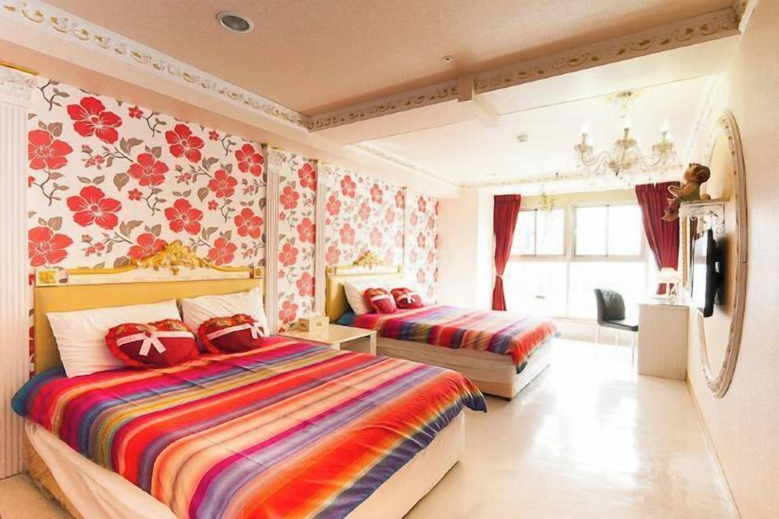 Bàn, khu vực làm việc phù hợp cho laptop, màn/rèm cản sáng 