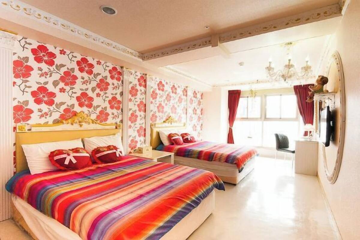 Een bureau, een laptopwerkplek, verduisterende gordijnen