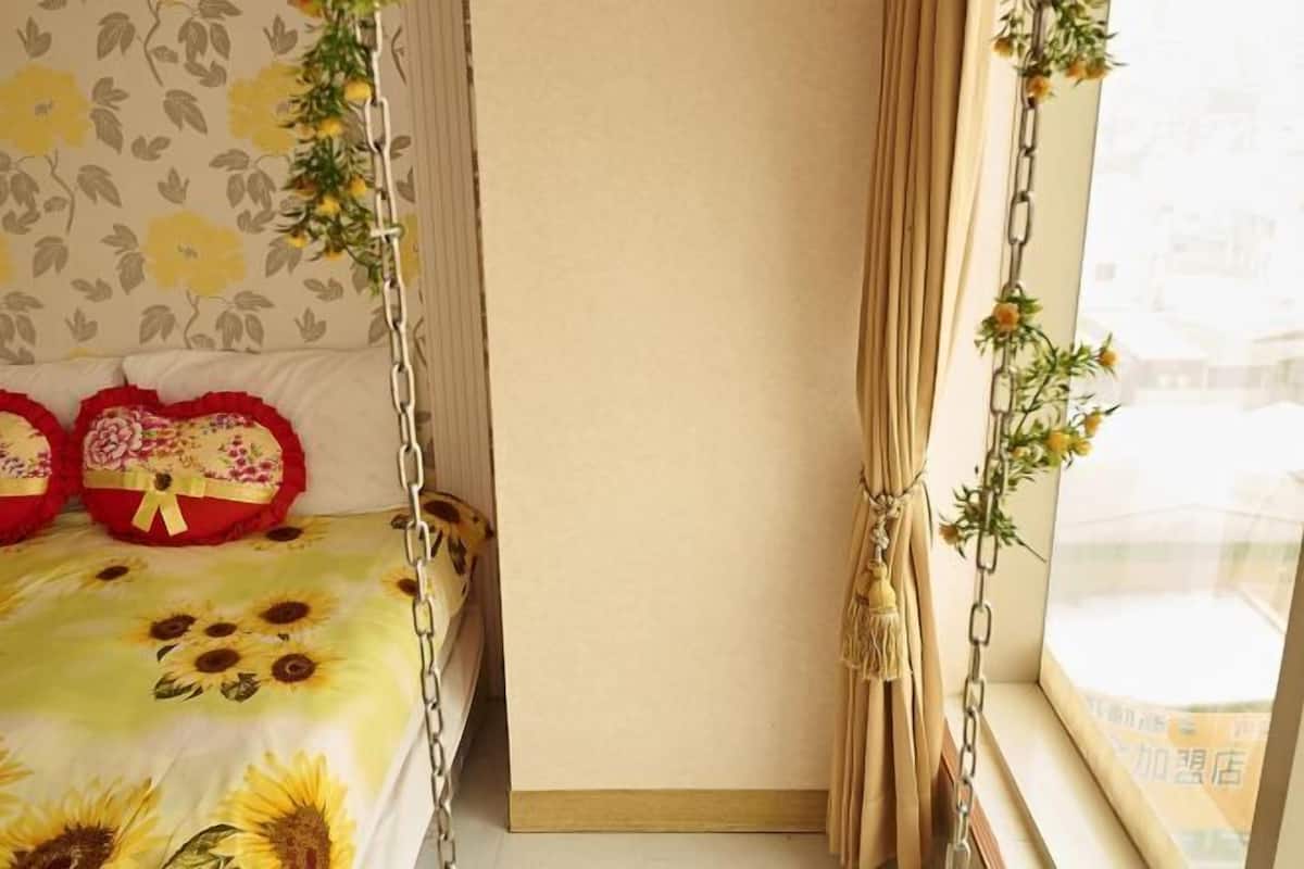 Escritorio, espacio para trabajar con un portátil, cortinas opacas