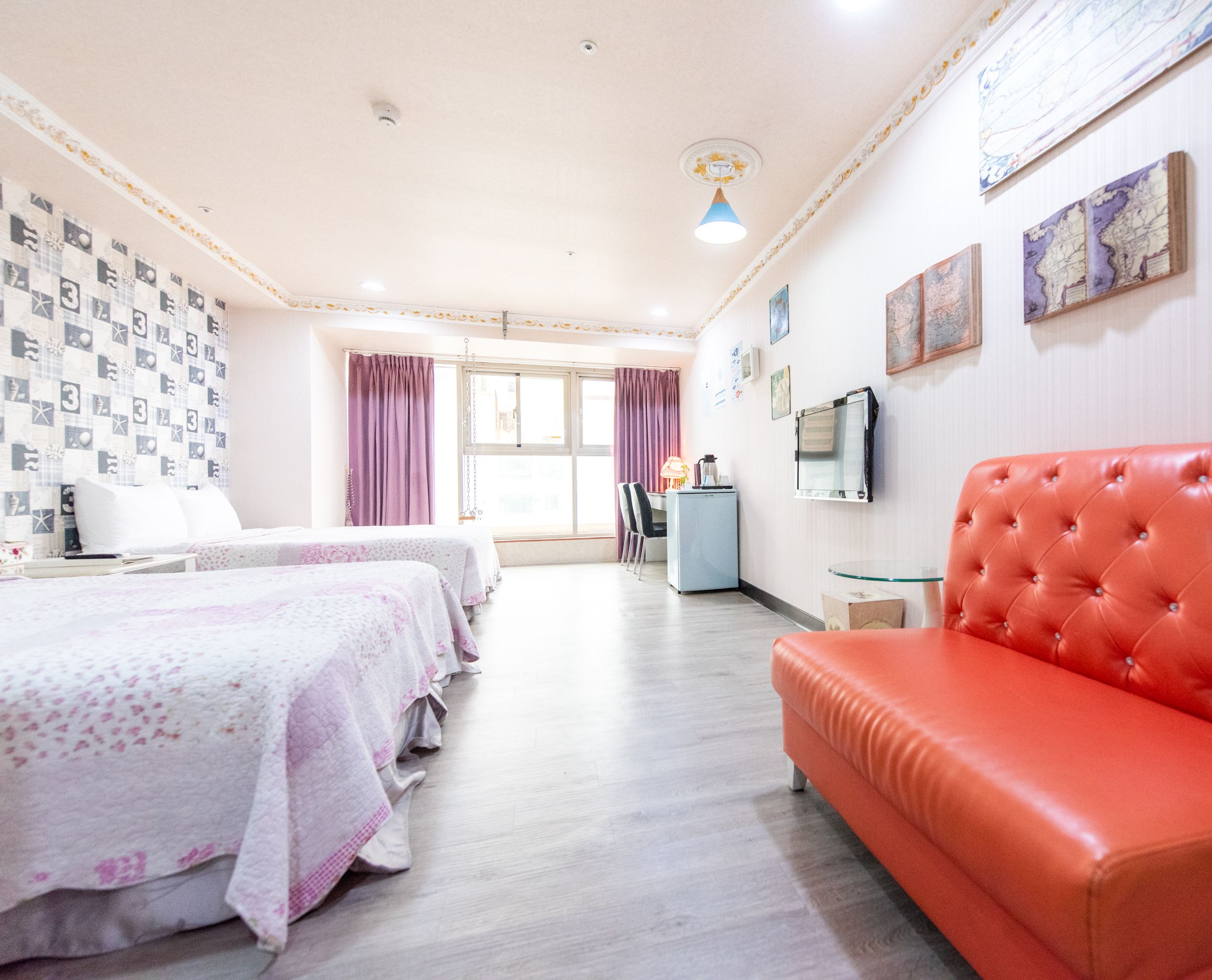 Quarto quádruplo superior, banheira, vista para a cidade | Escrivaninha, espaço de trabalho para notebook, cortinas blackout